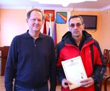 Исполняющий обязанности Главы Алексей Евгеньевич Смирнов вручил ключи от новой квартиры Сергею Николаевичу Веселову.