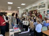 ЗДЕСЬ КНИГИ ИНТЕРЕСНЫЕ СТОЯТ РЯДАМИ ТЕСНЫМИ